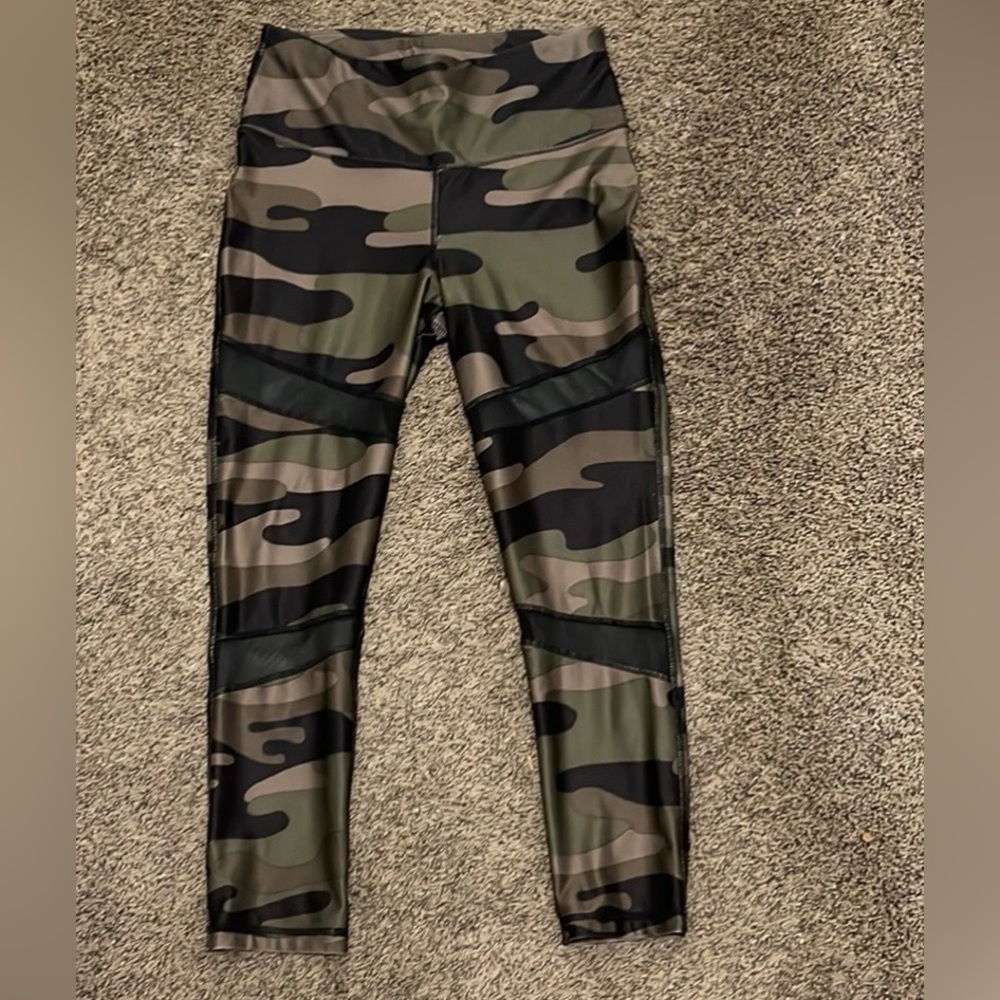 Camo Yoga Pants NWOT (M)